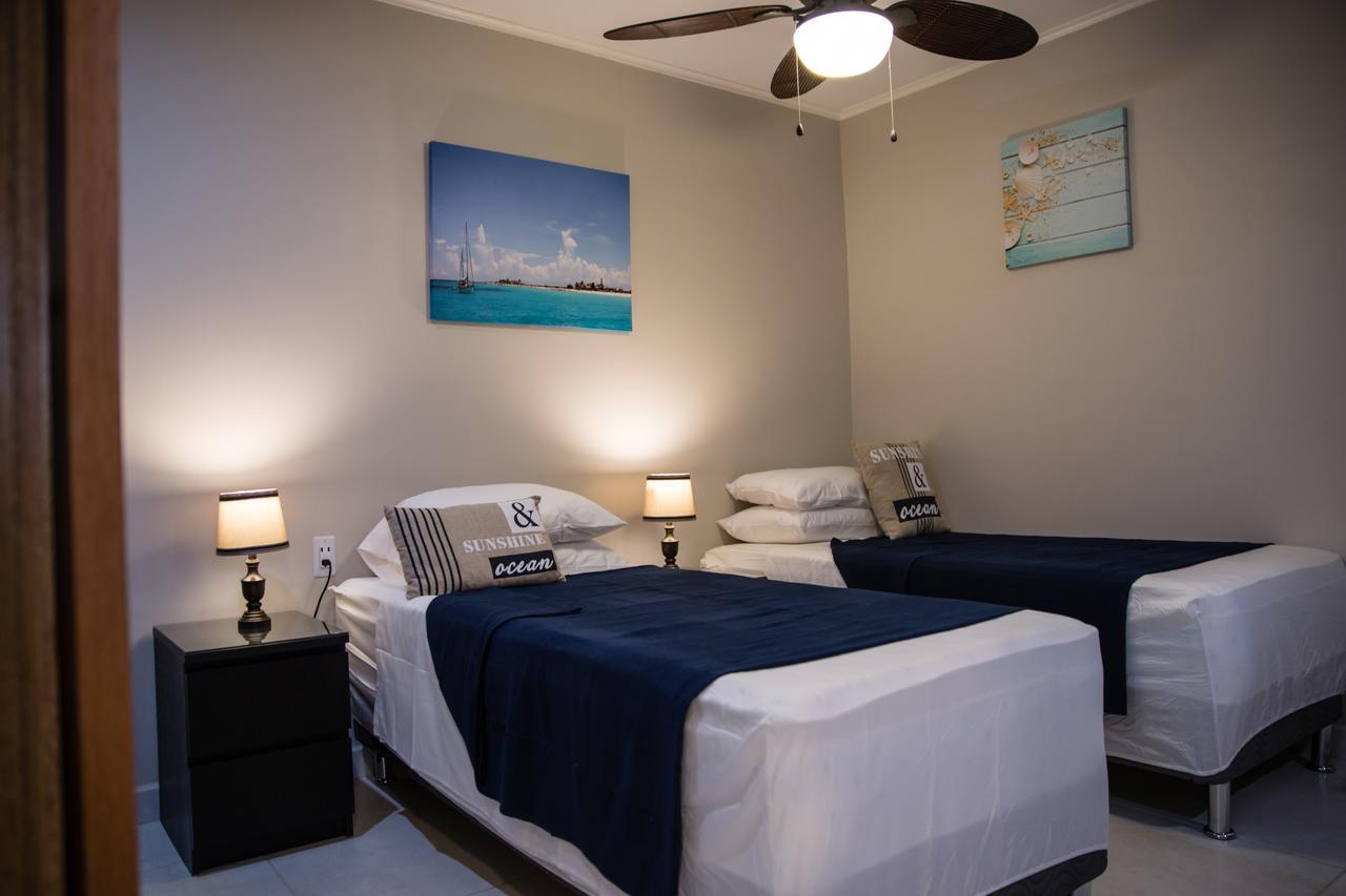 The Pier Beach Inn & Suites Willemstad Exteriör bild